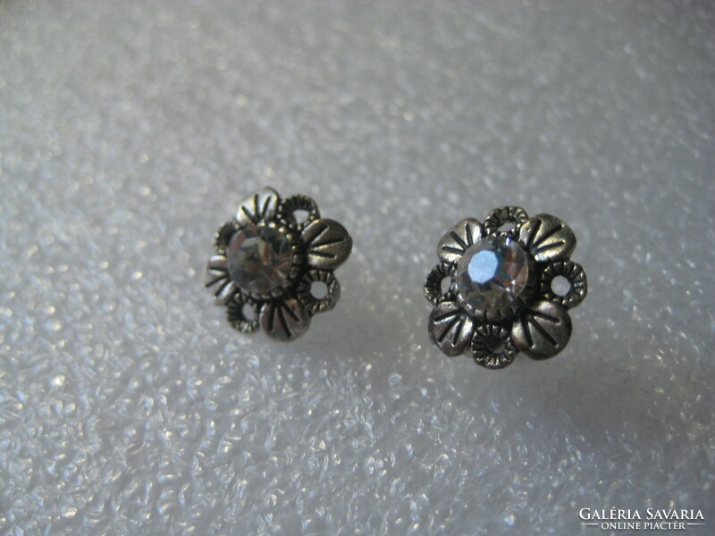 Earrings, floral, with stone