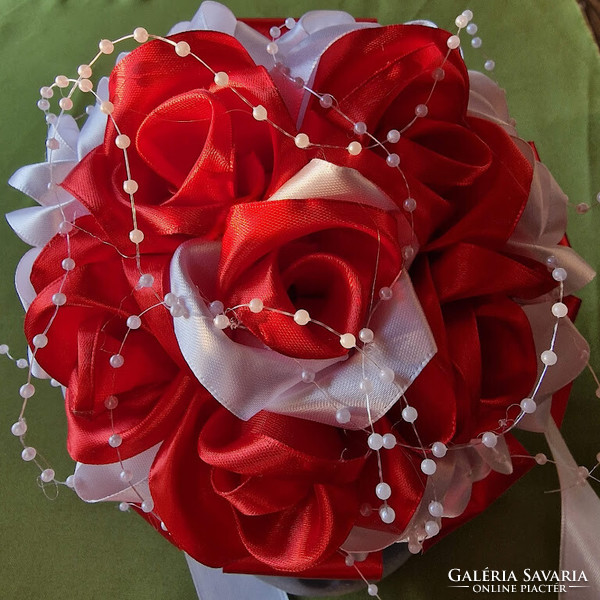 ESKÜVŐ MCS29 - 22x25cm-es Menyasszonyi csokor fehér és piros szatén rózsából