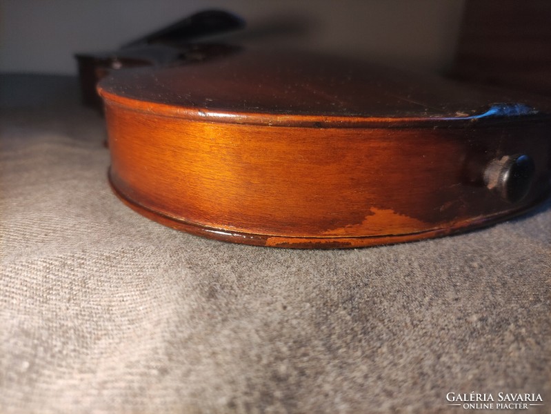 Antique violin requires minor repairs (see photos)