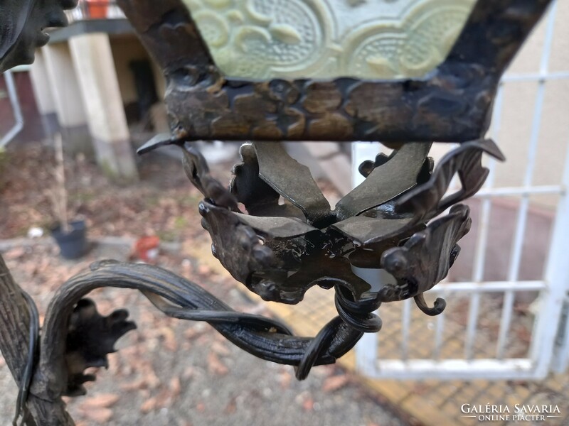 Szecessziós vadász motivumos kovácsolt vas állólámpa középen fészekkel bakelit kapcsolóval