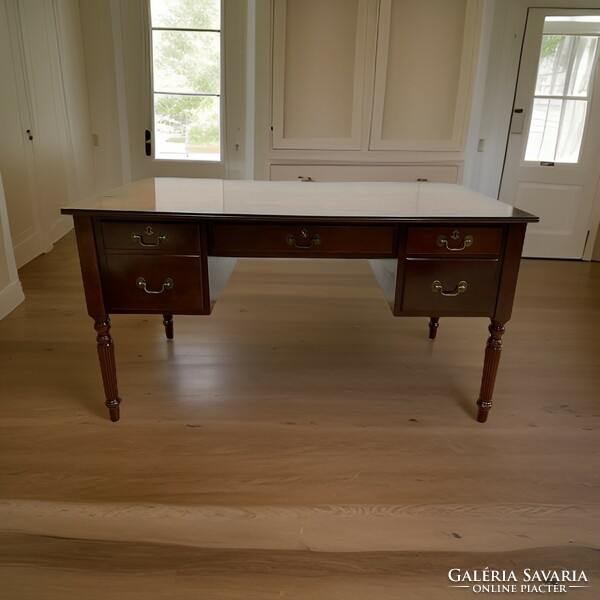 4-drawer desk in classic style