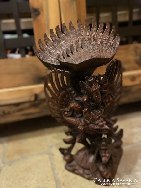 Faragott Garuda szobor Indoneziabol, a hidu mitologiaban az ero, huseg, pozitiv energiak kepviseloje