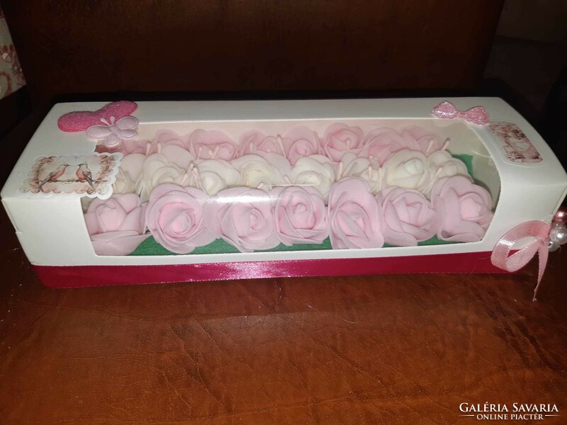 Valentin napi virágbox fehér rózsaszín