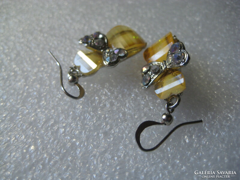 Earrings with yellow stone