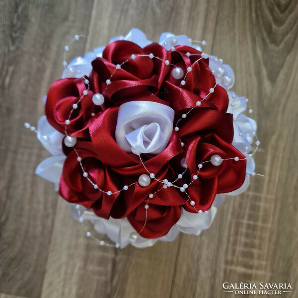 ESKÜVŐ MCS21 - Menyasszonyi örökcsokor fehér és bordó szatén rózsából