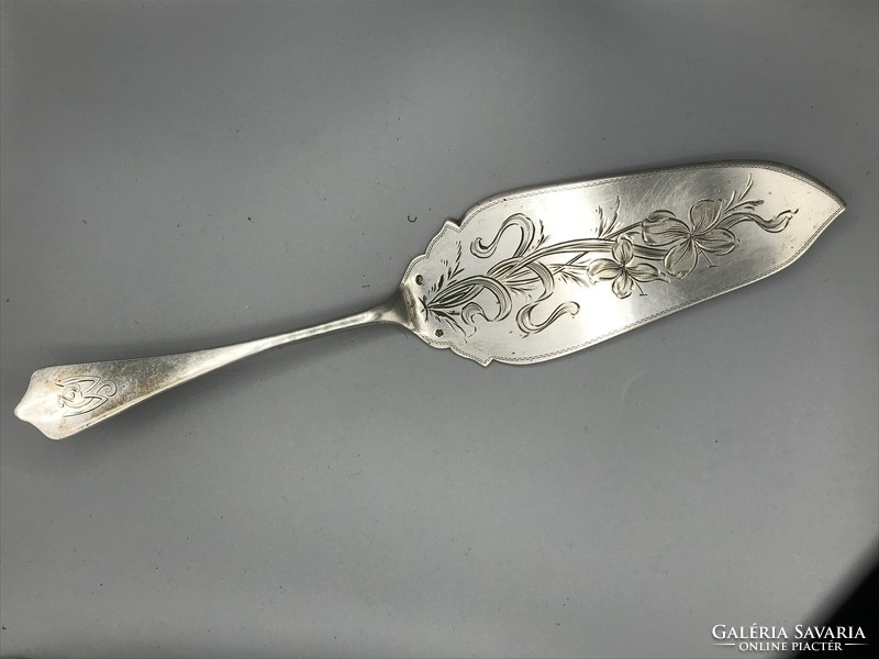 Solid Art Nouveau-engraved 800-marked silver slide cake spatula