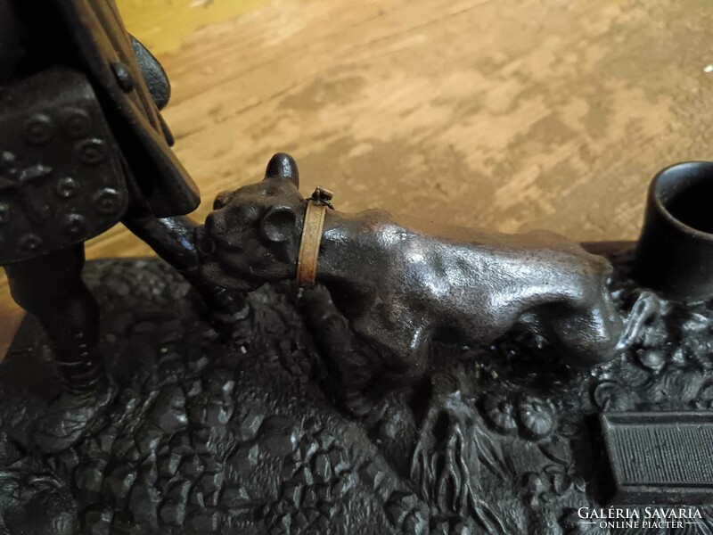 Bronz szobor, 20. század elejéről, vadász a kutyájával, cigaretta és gyufa tartóval, 18. sz jelenet