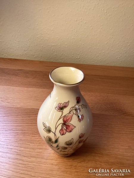Kézi festésű Zsolnay porcelán váza 13 cm.