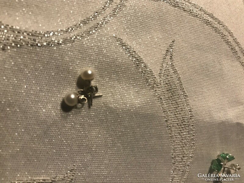 Pair of silver (ag) pierced pearl earrings, 1.4 x 0.5 cm 0.7 gr (gyfd)