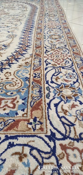KM59 Meseszép Iráni Nain selyemkontúros kézi csomózású gyapjú perzsa szőnyeg 195X295CM ingyen futár