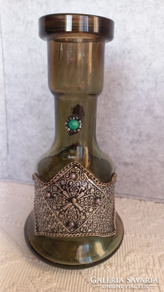 Zöld üvegváza,Sisha, dúsan díszített kézi készítésű fémabronccsal, gyöngy rátéttel