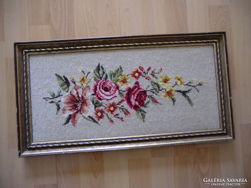 Pictures in a pair of flower bouquets with tapestry embroidery, the frame size differs minimally. 30X58 and 58x55 ext