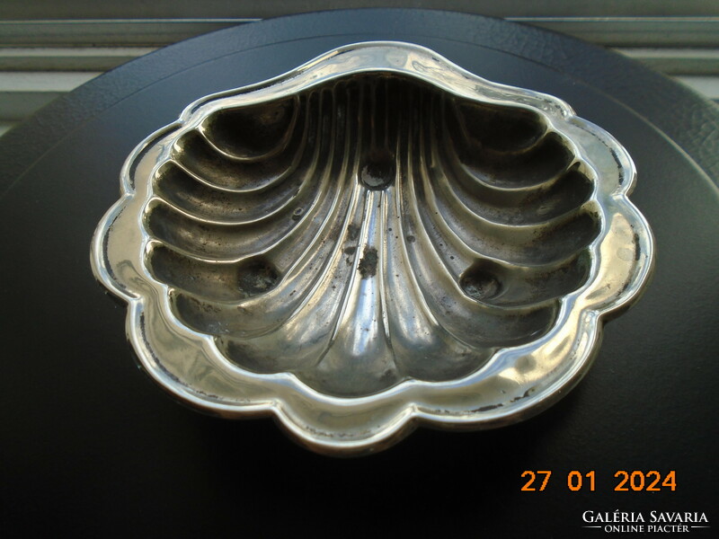 Ezüstözött EPNS angol kagyló bonbonier gőmb formájú lábacskákon