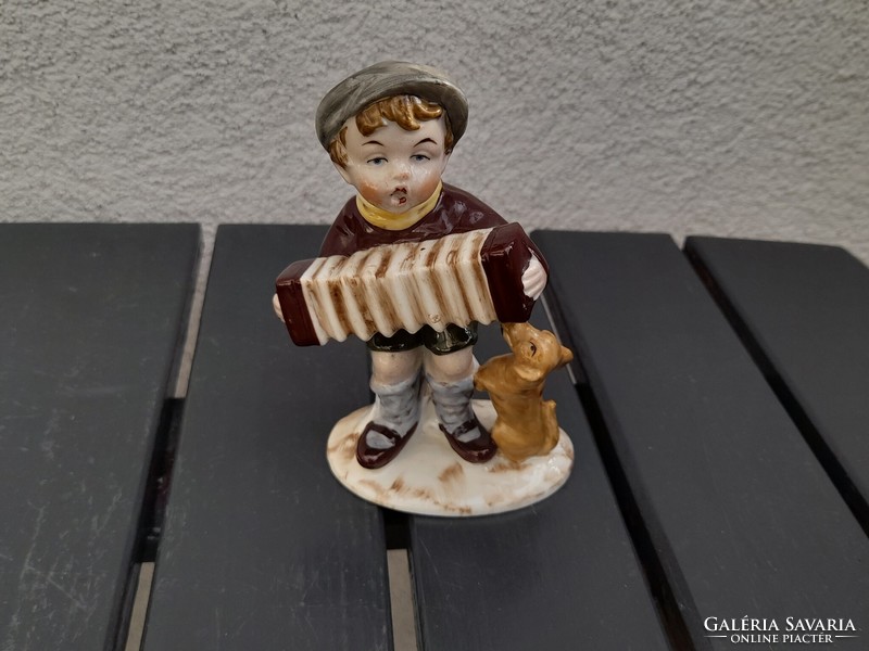 Gyönyörű Német porcelán harmonikázó kisfiú