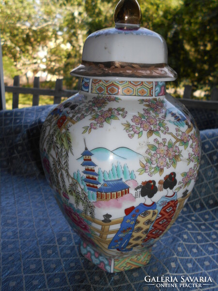 Porcelain vase with a very beautiful detailed pattern with a lid