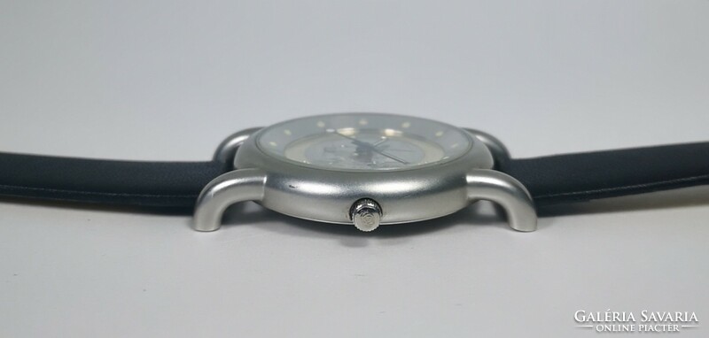 Design watch with 1 Euro inscription! With a new battery, in good condition, works!