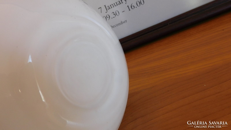 Fújt tejüveg ufováza 10 cm