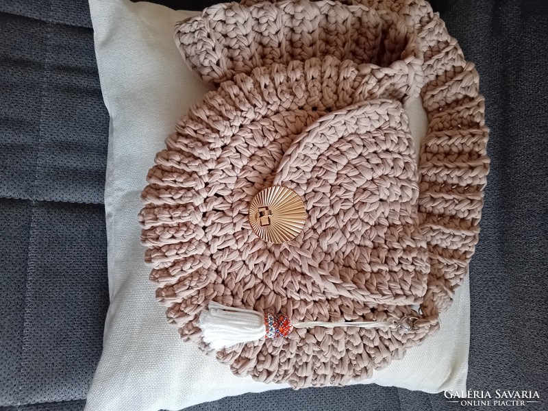 Round bag crocheted from T-shirt yarn