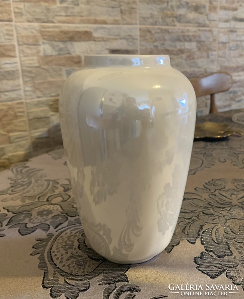 Segesvár látképpel eozinos román porcelán váza, 16 cm.