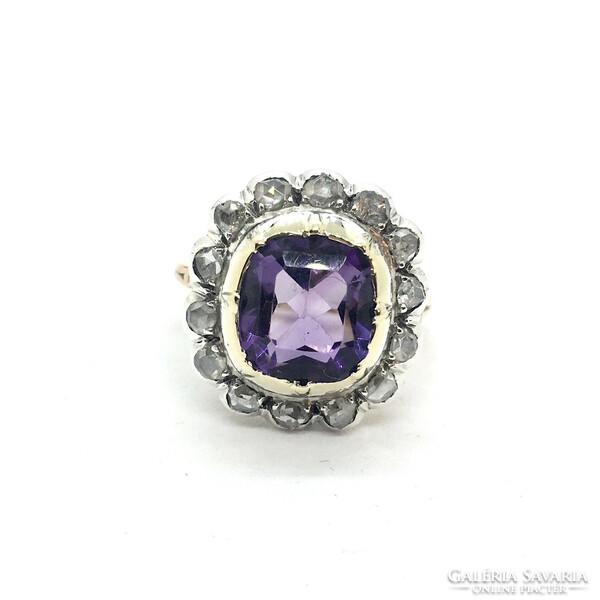 3685. Old gold ring with amethyst and diamonds