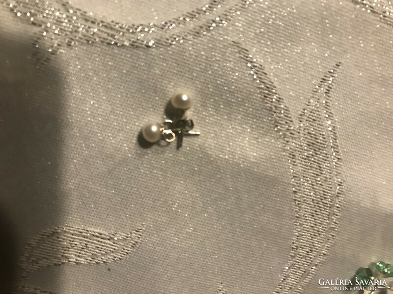 Ezüst (Ag) beszúrós gyöngyös fülbevaló pár, 1,4 x 0,5 cm  0,7 gr (GYFD)