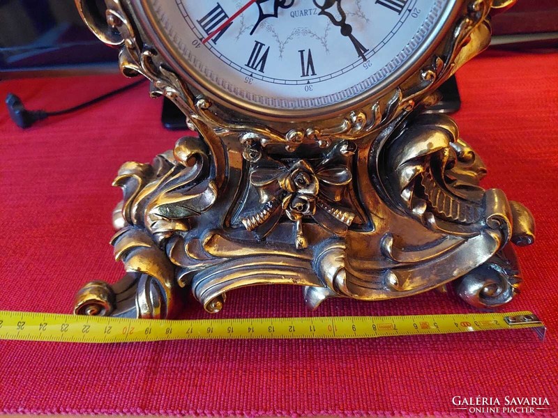 Gyönyörű antik jellegű műanyag asztali óra ingyenes szállítással