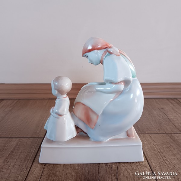 Ritka Zsolnay anya porcelán figura