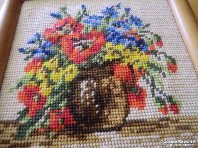 Picture in a tapestry bouquet frame 24x24 cm, of which the picture is 19x19