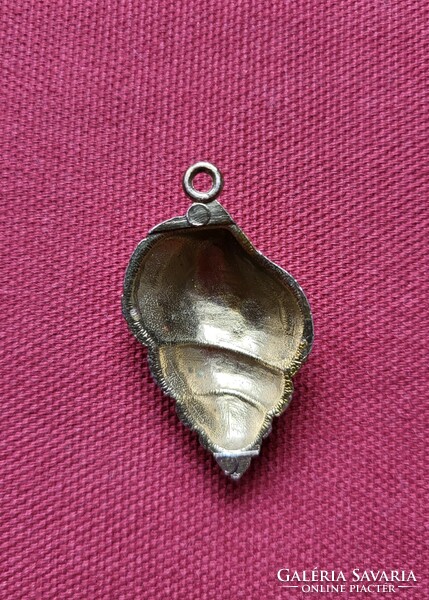 Shell-shaped metal necklace pendant