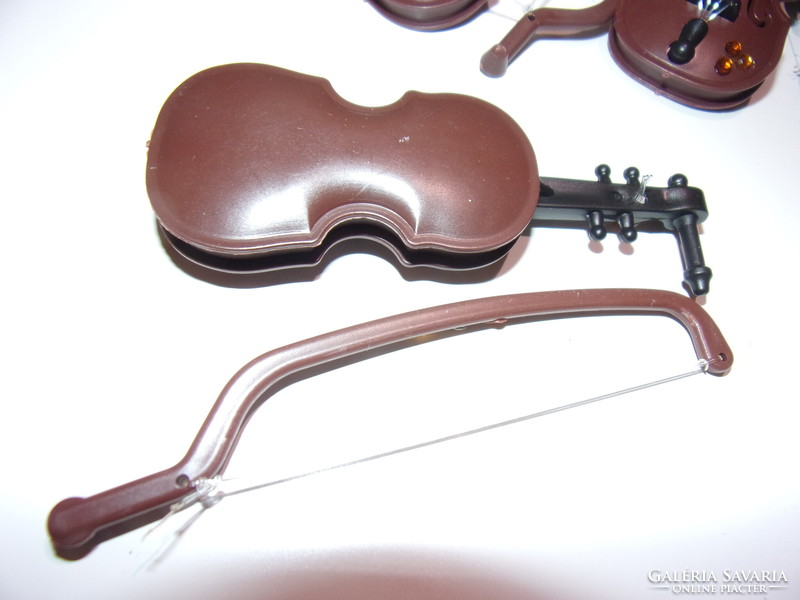 Retro style violin with strings