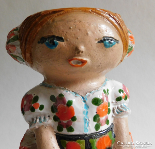 Molnár-Marton Kerámiaműhely - figurális váza: lány matyó népviseletben 23 cm