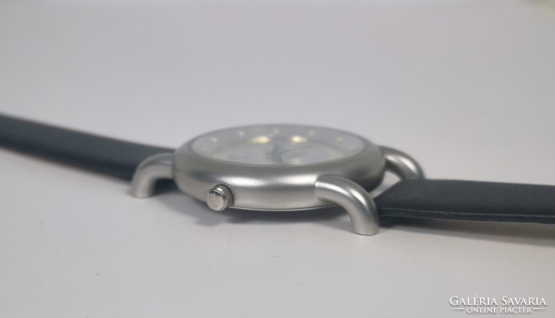 Design watch with 1 Euro inscription! With a new battery, in good condition, works!