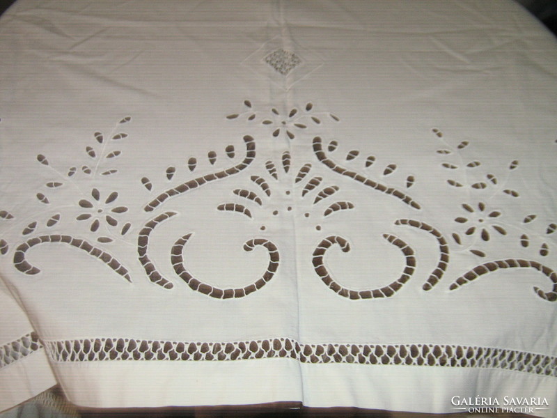 Dreamy vintage-style rosette stained glass curtain with white flowers