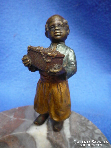 Márvány hamutartó, festett bécsi bronz figurával