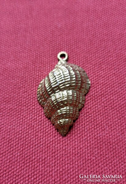 Shell-shaped metal necklace pendant