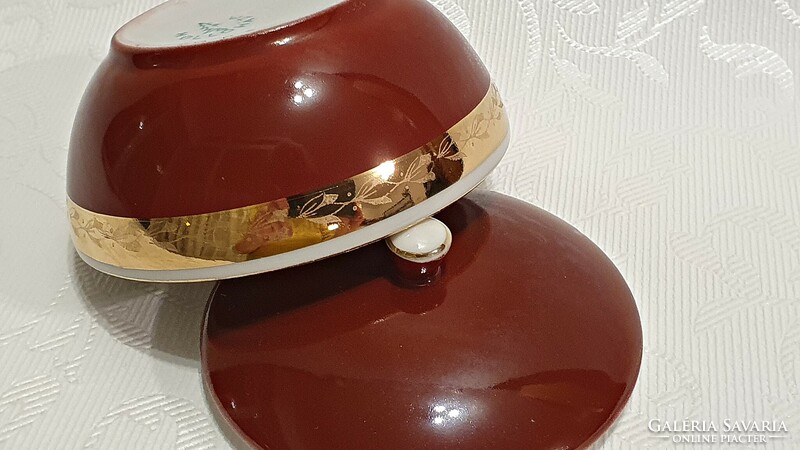 Régi, Hollóházi, kerek, vörösbarna bonbonier, 8,5 cm. átmérővel.