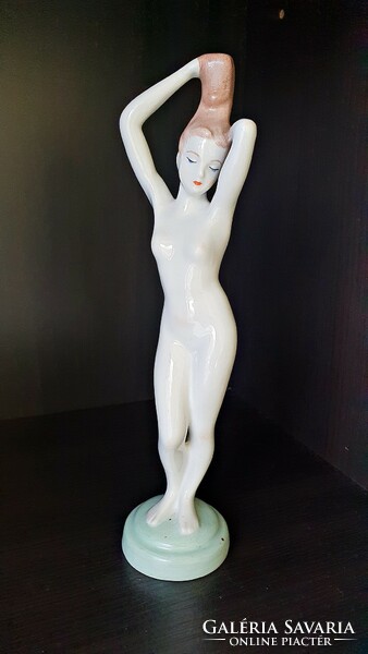 Aquincumi porcelán. Álló női akt figura.