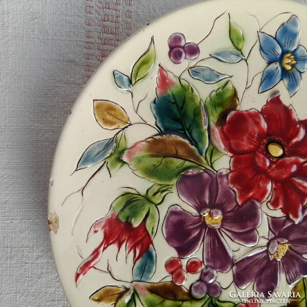Steidl znaim historicizing (19th century) majolica decorative wall plate, 19.5 cm