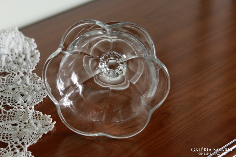 Prestigiously elegant, beautifully polished offering goblet / glass bowl with base.