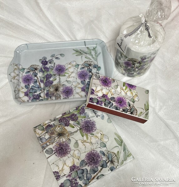 Meseszép lila virágmintás asztali dekorációs készlet