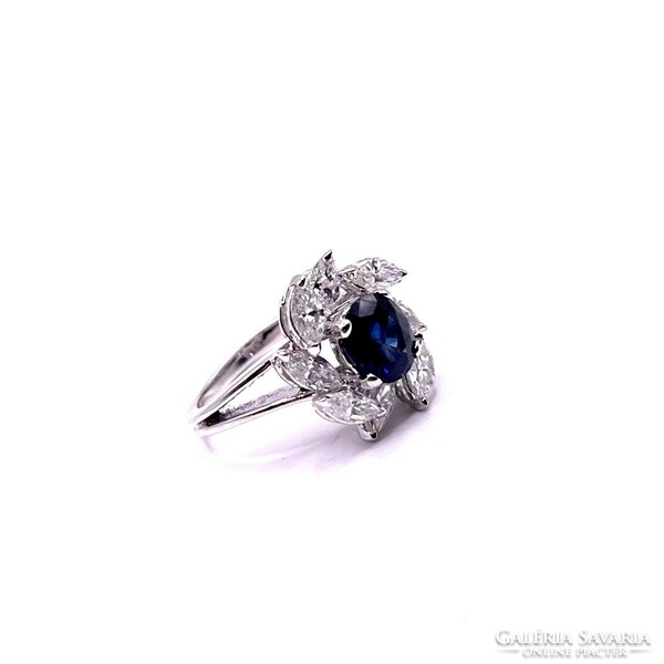 4692. White gold ring with Ceylon blue sapphire and diamonds