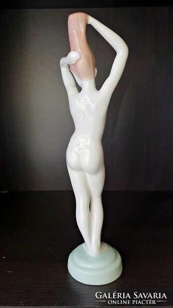 Aquincumi porcelán. Álló női akt figura.