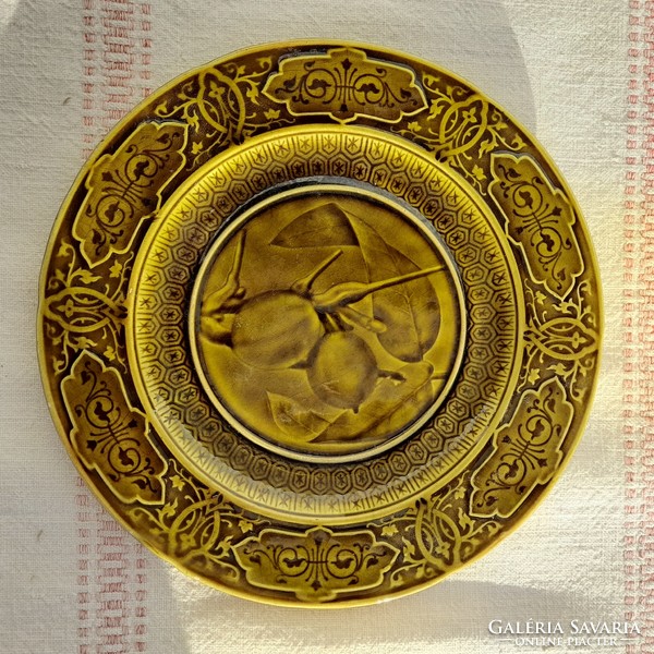 Sarreguemines historicizing (xixth century) majolica decorative wall plate, 19 cm