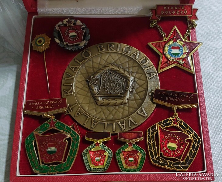 Szocialista kitüntetések vegyesen dobozban: kíváló dolgozó, szocialista brigád, Vöröskeresztes kitűz