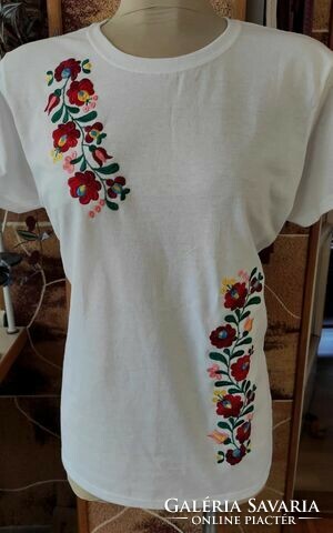 Embroidered women's t-shirt