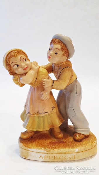 Lány és legény figura. Régi, kopottas darab.15 cm. magas. Kerámia vagy porcelán.