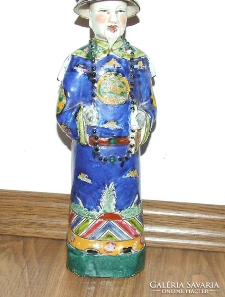 Szépen festett, jelzett kínai porcelán figura