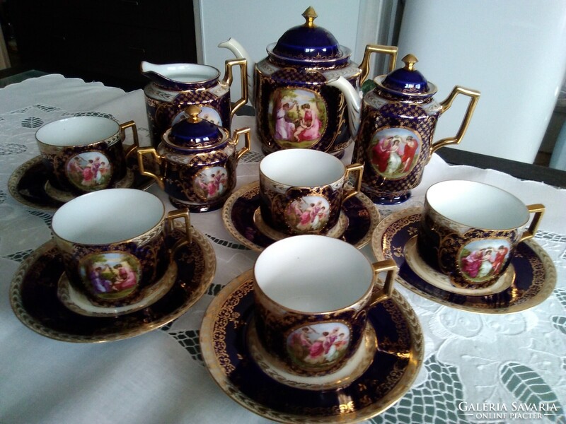 Alt Wien porcelán teás-kávés készlet két kancsóval, domboraranyozással.