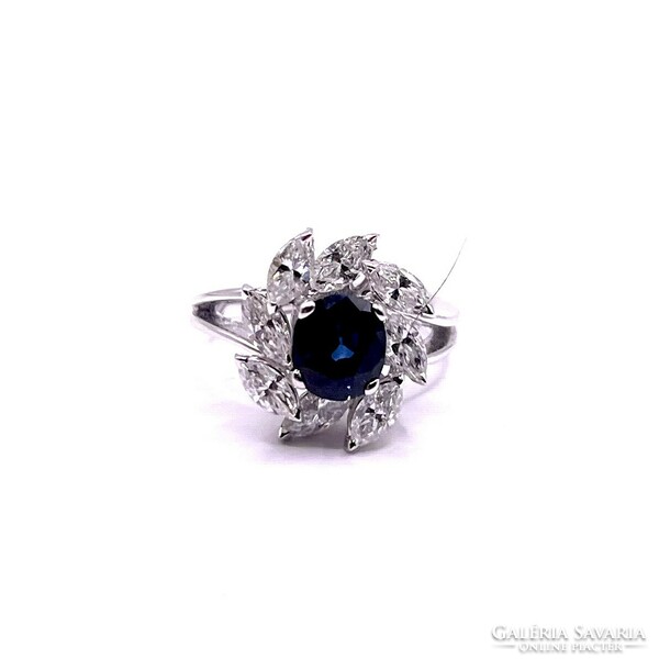 4692. White gold ring with Ceylon blue sapphire and diamonds
