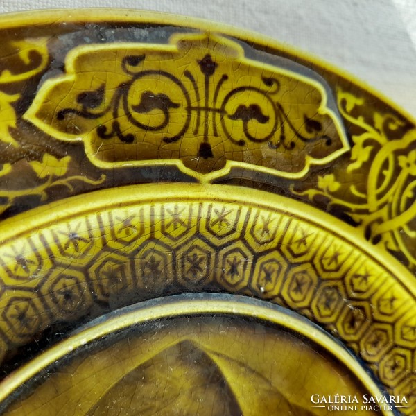 Sarreguemines historicizing (xixth century) majolica decorative wall plate, 19 cm